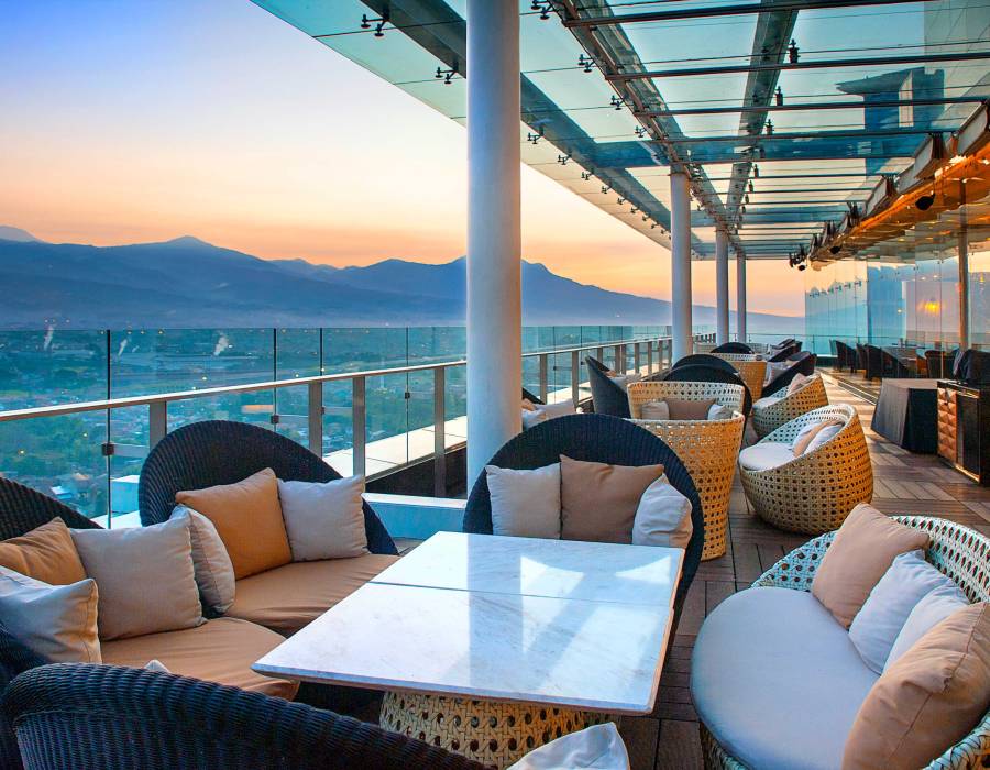 THE 18TH RESTAURANT AND LOUNGE