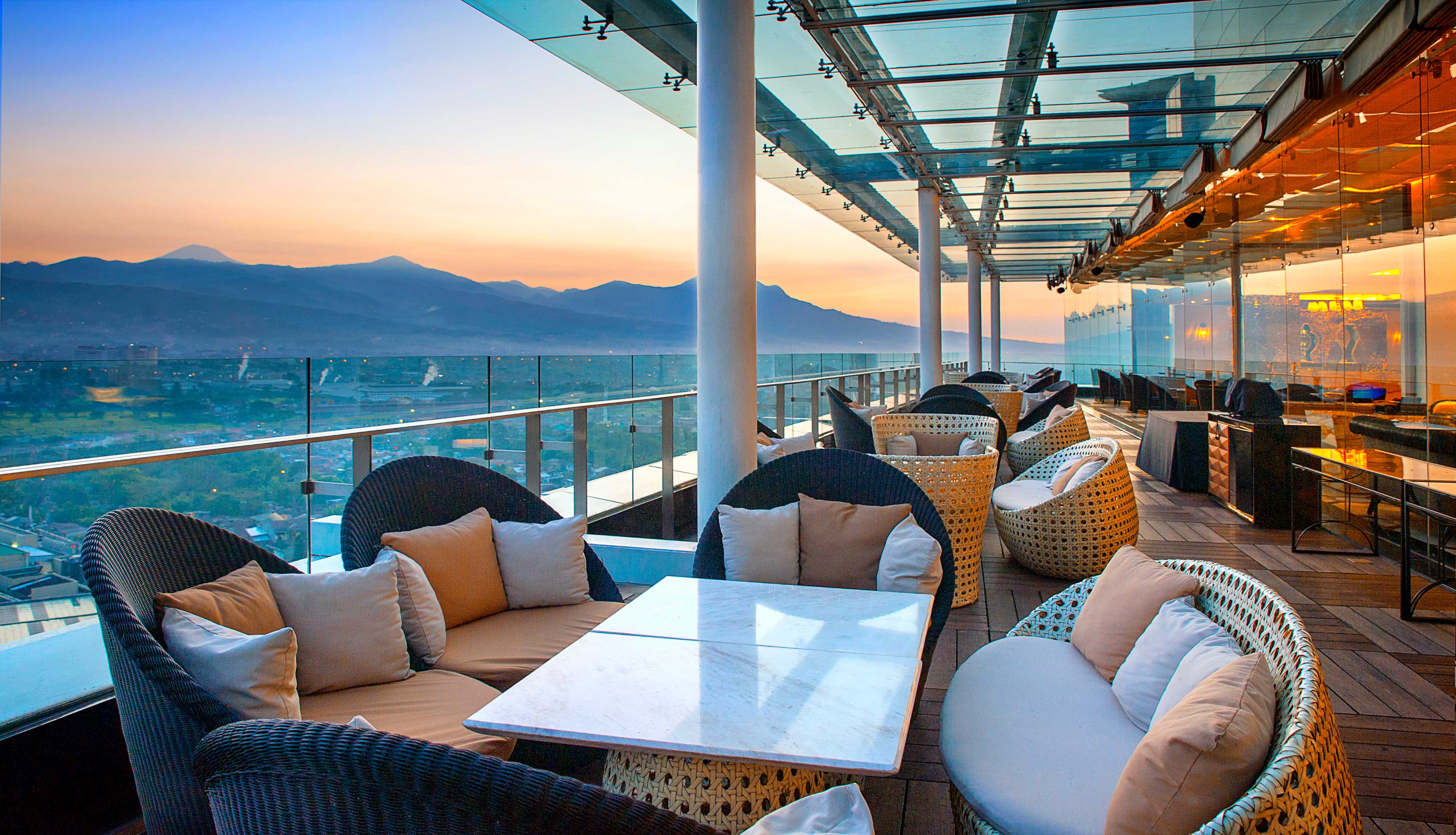 THE 18TH RESTAURANT AND LOUNGE